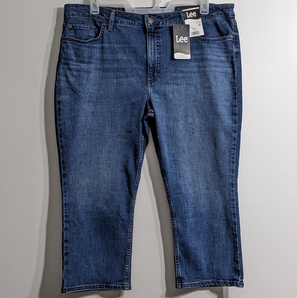 Lee Women's Midrise Regular Fit Capri Jeans, Size 20 M, New With Tag